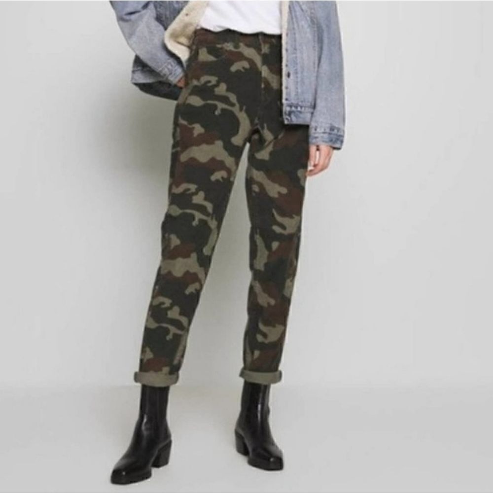 American Eagle Camo Corduroy High Rise Mom Jeans | 10 Regular